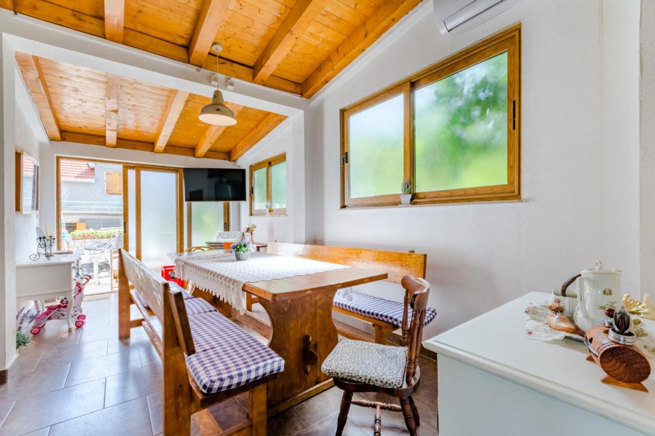 Dinka Apartmán Sutivan